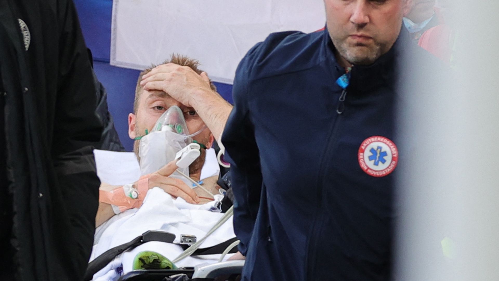Eriksen 'uyanık' ve 'kararlı' 1 eriksen-'uyanik'-ve-sahada-coktukten-sonra-hastanede-'kararli'