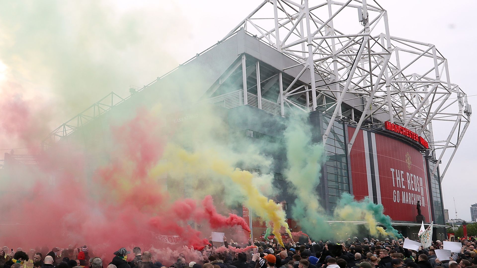 Old trafford'daki yeni protestolar 1 old-trafford'daki-yeni-protestolarin-ardindan-2-tutuklama-yapildi