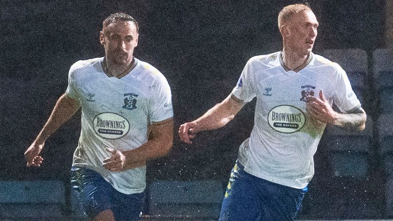 Dundee sert bir hamle yaptı 4 brandon haunstrup (left) pulled a goal back for kilmarnock