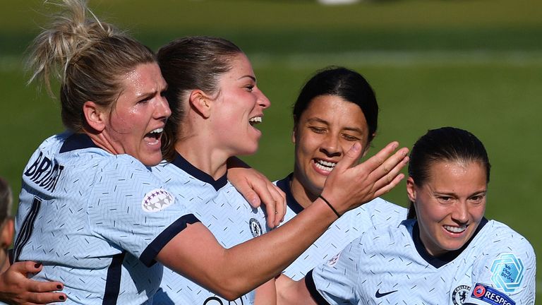 Hayes: kimse evlenmiyor, bayern ikinci maç sadece bir maç 3 millie bright celebrates with first-leg goalscorer melanie leupolz