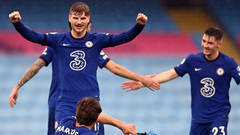 Merson iddia ediyor 3 pa - chelsea players celebrate marcos alonso's winner at the etihad