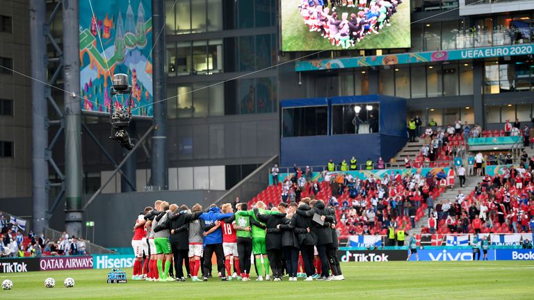 Eriksen 'uyanık' ve 'kararlı' 4 denmark players gather together on the pitch as they return to resume the match