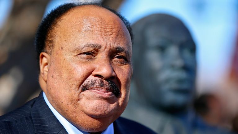 Futbol, george floyd'un öldürülmesinden bir yıl sonra mı değişti? 6 martin luther king iii stands next to a bust of his father, the rev. martin luther king jr., during a wreath laying ceremony in 2018 (pic: the topeka capital-journal via ap)
