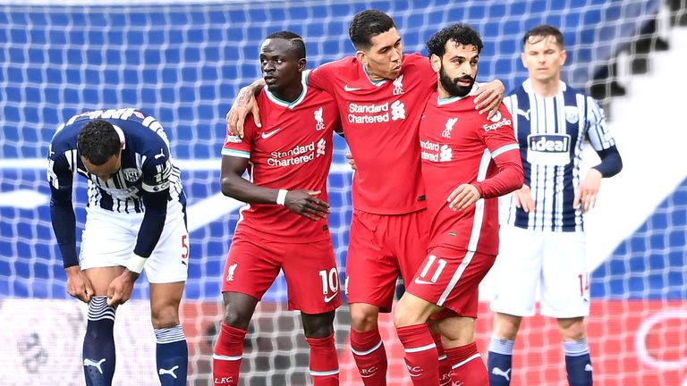 Liverpool tetikleyicisi # 36m konate serbest bırakma maddesi 4 mohamed salah is congratulated by teammates sadio mane and roberto firmino