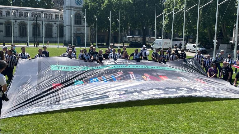 Newcastle taraftarları pl sessizliği ile 'karanlıkta kaldı' 2 newcastle fans protest in london