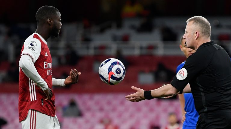 Arteta: yeterince var aldım | souness: arsenal saldırganlığı yok 2 nicolas pepe hands the ball back to referee jon moss after the var call
