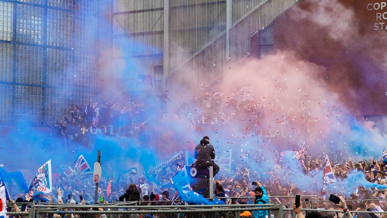 Polis iki tutuklama yaptı 2 rangers fans celebrate outside ibrox