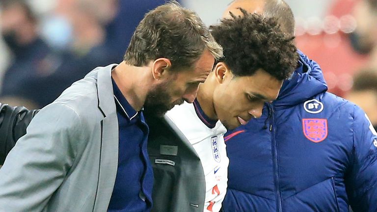 Vuruşlar ve özlenenler 2 england coach gareth southgate assists england's trent alexander-arnold after he came off the pitch injured during the friendly match with austria.