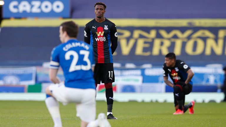 Futbol, george floyd'un öldürülmesinden bir yıl sonra mı değişti? 7 wilfried zaha opts against taking a knee ahead of crystal palace's premier league clash with everton. (darren staples/sportimage via ap images)