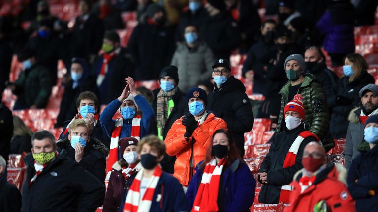 Euro 2020: 'oyuncular taraftarların önünde oynamayı hak ediyor' 4 socially distanced fans in the stands at arsenal's emirates stadium