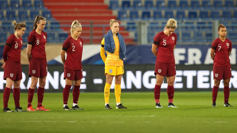 <p>fransa kadınlar i̇ngiltere kadınlar için çok güçlü 2 england women observed a minute of silence after the passing of the duke of edinburgh earlier today