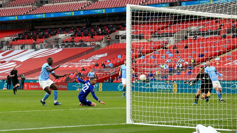 <p>chelsea'nin dayanışması 'joys tuchel 2 hakim ziyech readjusts his body to slide home the winner on saturday