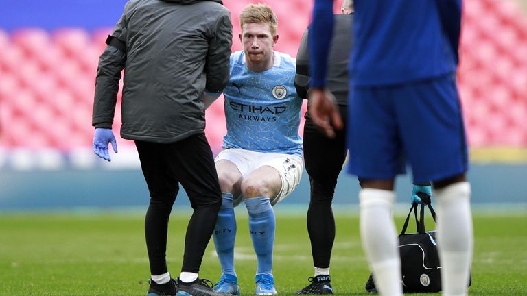 <p>chelsea'nin dayanışması 'joys tuchel 6 kevin de bruyne is helped to his feet after picking up a knock