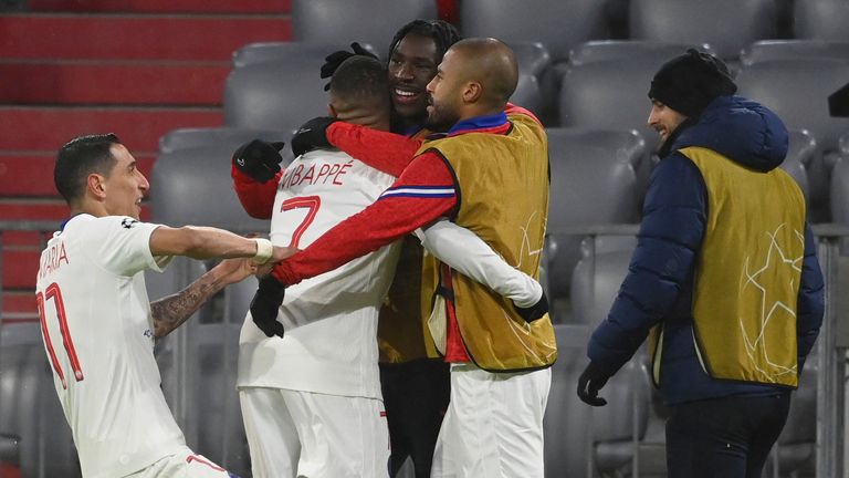 Mbappe double, bayern'de psg uç gerilimine yardımcı oluyor 5 kylian mbappe celebrates with psg team-mates after scoring the winner vs bayern munich