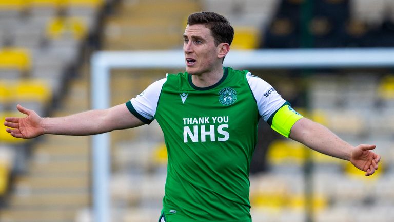 Şimdiye kadar sezonun i̇skoç premiership takımı 4 livingston, scotland - march 20: hibs paul hanlon during the scottish premiership match between livingston and hibernian at the tony macaroni arena on march 20, 2021, in livingston, scotland. (photo by alan harvey / sns group)