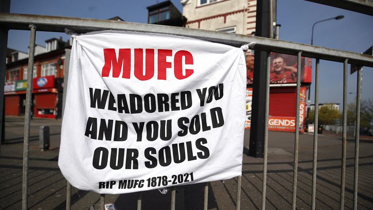 Süper lig çöktü: geride kalan kilit sorular 14 european super league reaction a banner left by manchester united fans objecting to the clubs decision to join the european super league, sir matt busby way, manchester. picture date: tuesday april 20, 2021.
